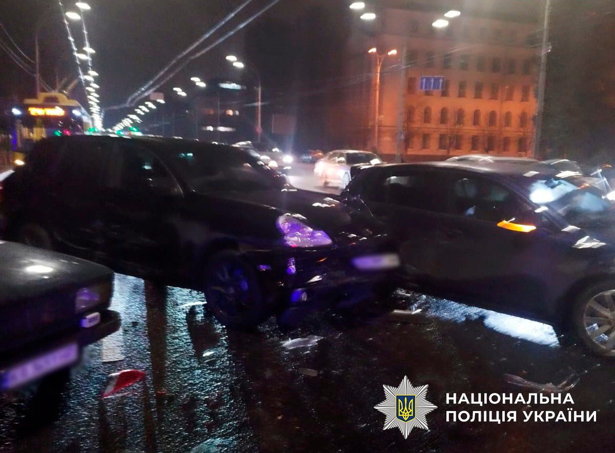 Столичні поліцейські затримали нетверезого водія Porsche Cayenne, який вчинив ДТП з кількома авто та стрілянину (фото)