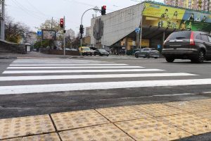 У столиці облаштували новий безбар’єрний пішохідний перехід на перетині вулиць Січових Стрільців та Глибочицької