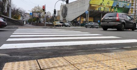 У столиці облаштували новий безбар’єрний пішохідний перехід на перетині вулиць Січових Стрільців та Глибочицької