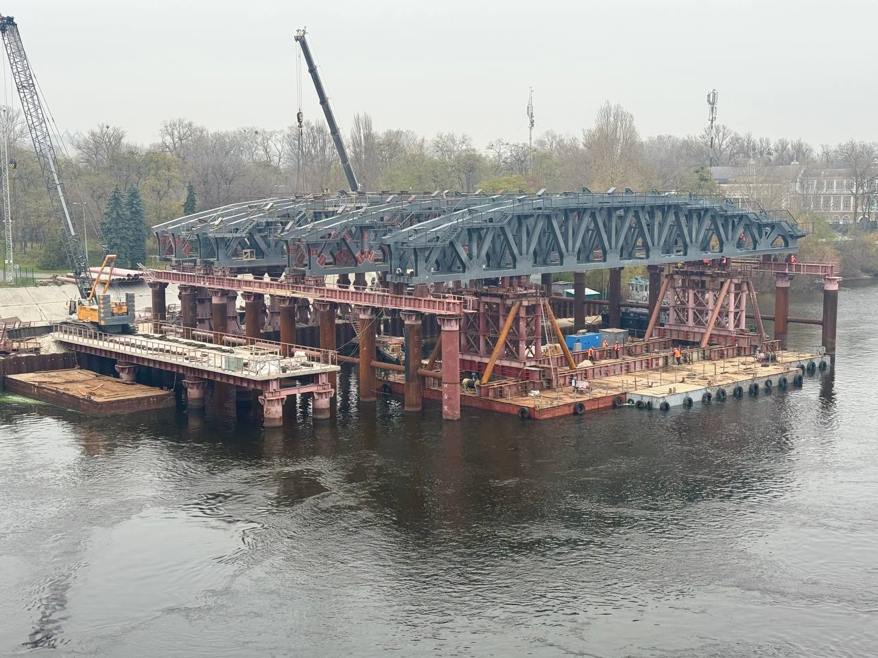 На столичном мосту Метро встановлюють підтримуючі арочні конструкції