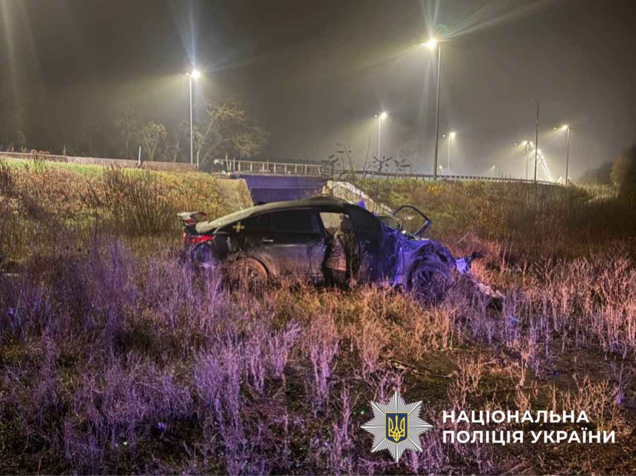 На 57 кілометрі автодороги Київ-Чоп 21- річний водій врізався в опору та загинув