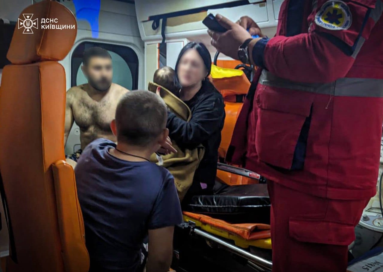 Вибух зарядного пристрою в багатоповерхівці на Фастівщині: діти віком 10 та 1 року отруїлись чадним газом (фото) Вибух зарядного пристрою в багатоповерхівці на Київщині: діти віком 10 та 1 року отруїлись чадним газом