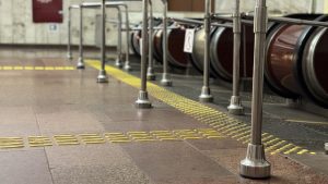У столичному метро облаштовують тактильні індикатори