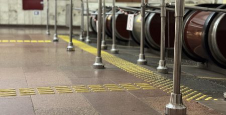 У столичному метро облаштовують тактильні індикатори