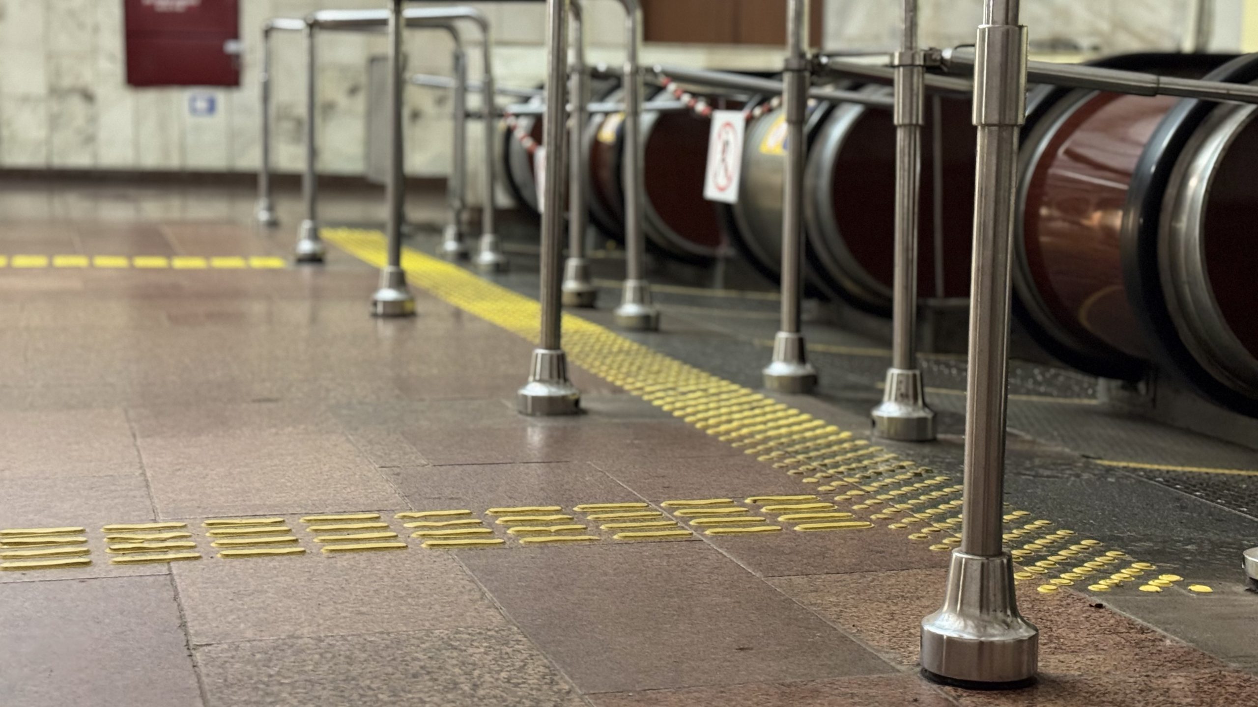 У столичному метро облаштовують тактильні індикатори