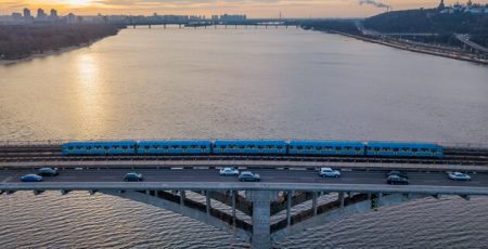 У Києві цими вихідними обмежуватимуть рух транспорту мостом Метро