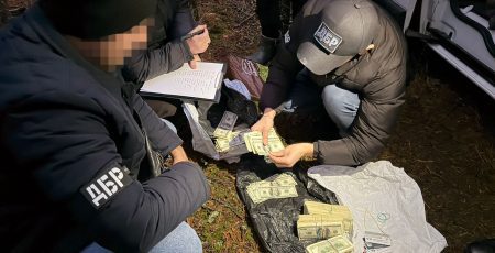 ДБР повідомило про підозру столичному правоохоронцю, який вкрав вилучені під час слідства гроші (фото, відео)