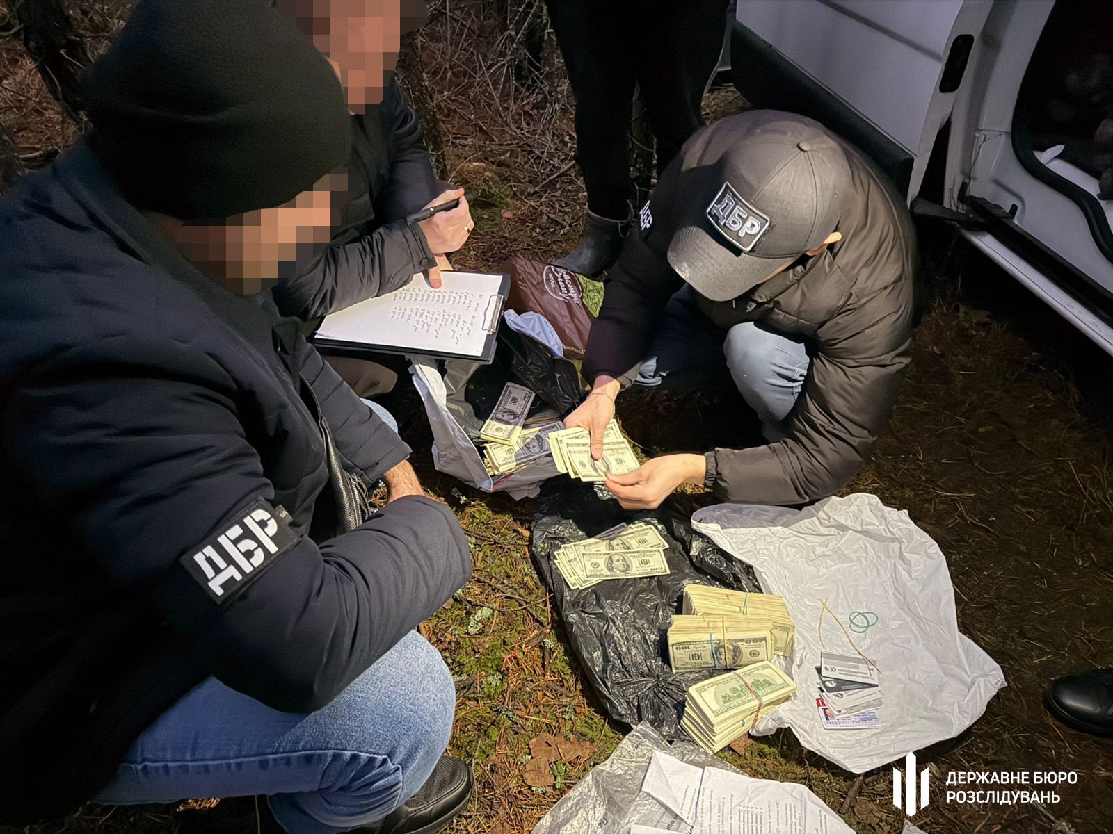 ДБР повідомило про підозру столичному правоохоронцю, який вкрав вилучені під час слідства гроші (фото, відео)