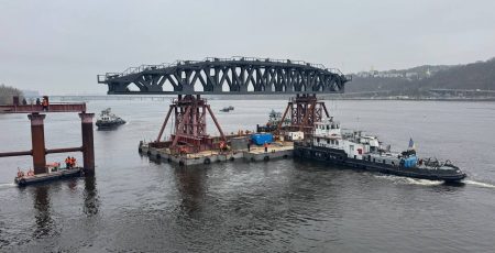 На столичном мосту Метро встановлюють підтримуючі арочні конструкції