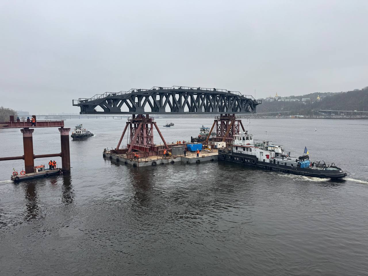 На столичном мосту Метро встановлюють підтримуючі арочні конструкції