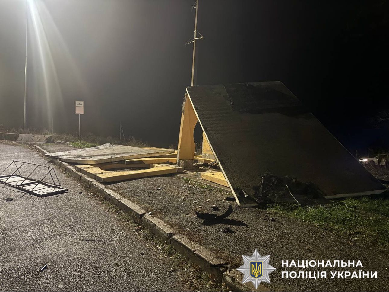 На 57 кілометрі автодороги Київ-Чоп 21- річний водій врізався в опору та загинув