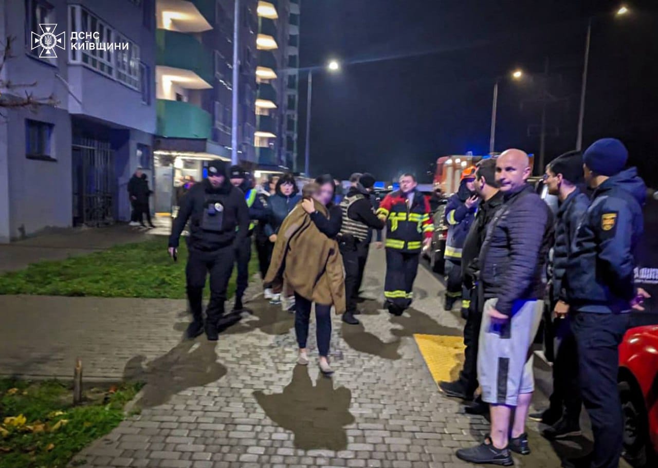 Вибух зарядного пристрою в багатоповерхівці на Фастівщині: діти віком 10 та 1 року отруїлись чадним газом (фото) Вибух зарядного пристрою в багатоповерхівці на Київщині: діти віком 10 та 1 року отруїлись чадним газом