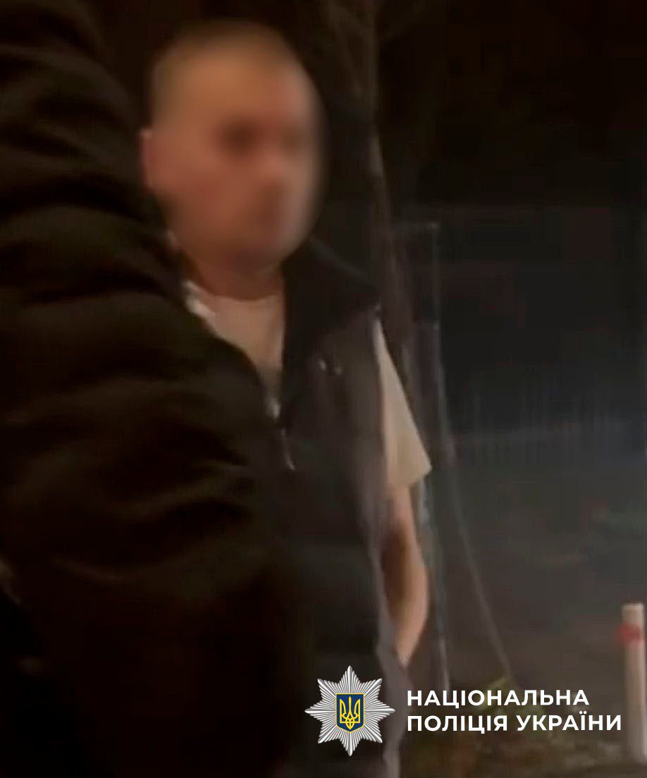 Столичні поліцейські затримали нетверезого водія Porsche Cayenne, який вчинив ДТП з кількома авто та стрілянину