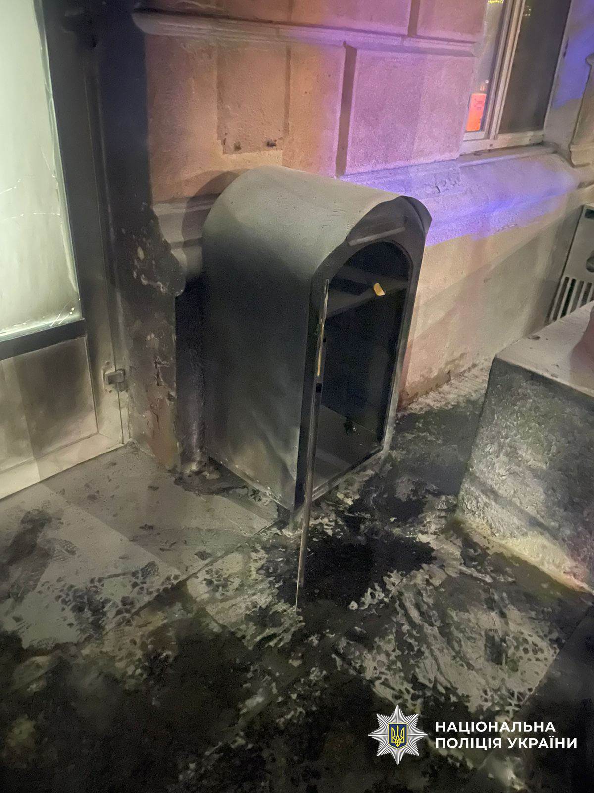 21-річний киянин підпалив поштове відділення на Лукʼянівці виконуючи «завдання» псевдоправоохоронців