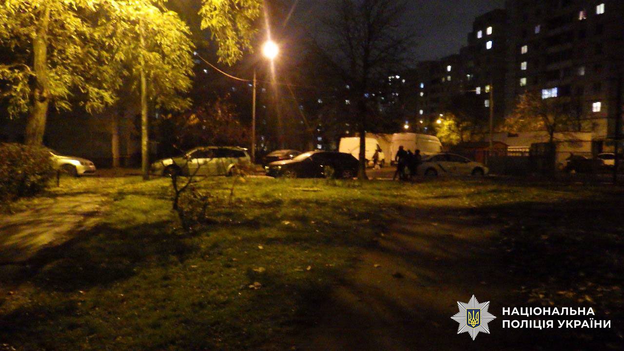 У Києві чоловік напав з ножем на перехожого, який заступився за дитину (фото)