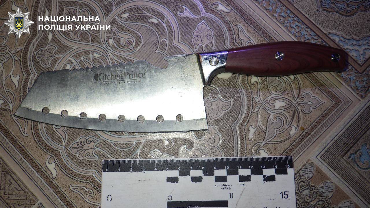 У Києві чоловік напав з ножем на перехожого, який заступився за дитину (фото) У Києві чоловік напав з ножем на перехожого, який заступився за дитину