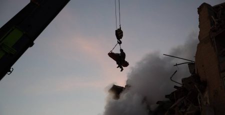 У Тернополі вже 26 жертв атаки рф, рятувальники продовжують пошук під завалами 22 осіб, які не вийшли на зв'язок (фото, відео)