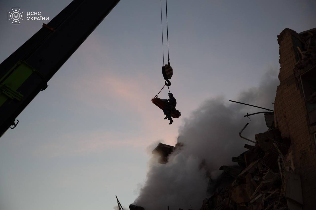 У Тернополі вже 26 жертв атаки рф, рятувальники продовжують пошук під завалами 22 осіб, які не вийшли на зв'язок (фото, відео)