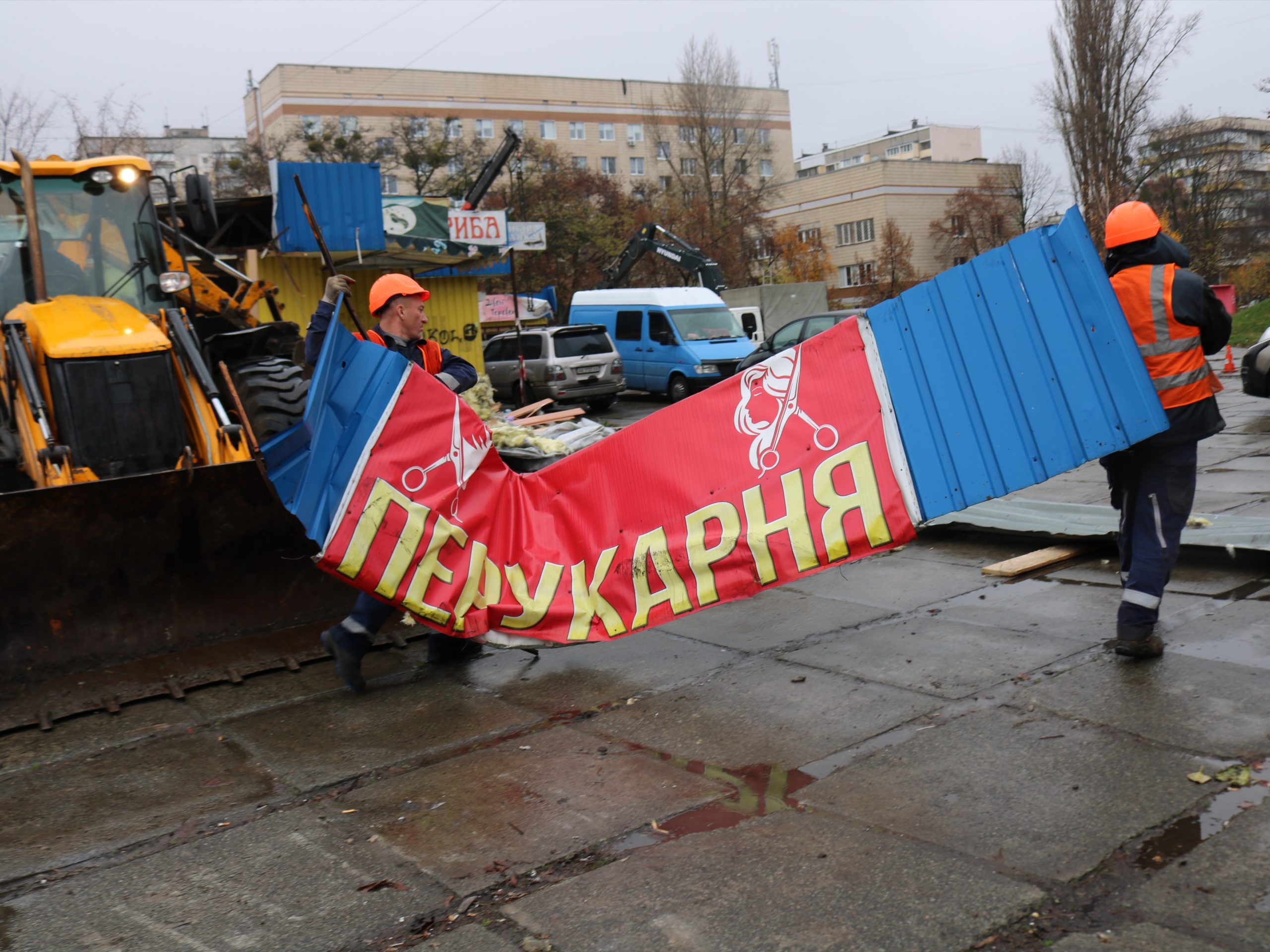 У Подільському районі за рішенням суду відновили демонтаж 40 тимчасових споруд (фото)