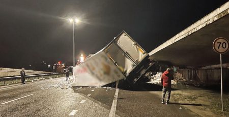 На трасі Київ-Чоп вантажівка влетіла в опору мосту, водій загинув