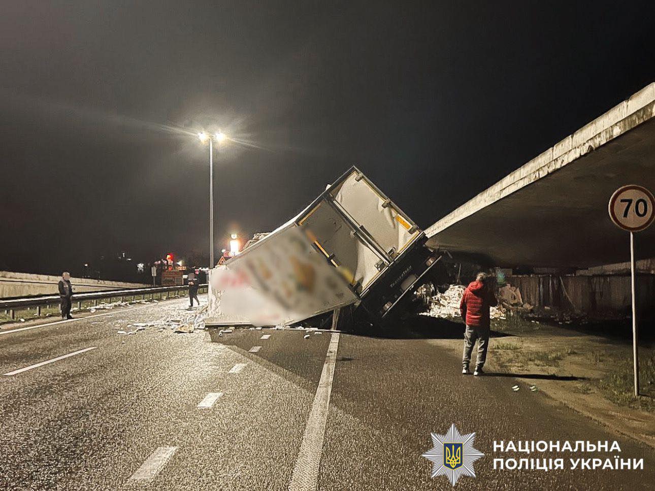 На трасі Київ-Чоп вантажівка влетіла в опору мосту, водій загинув