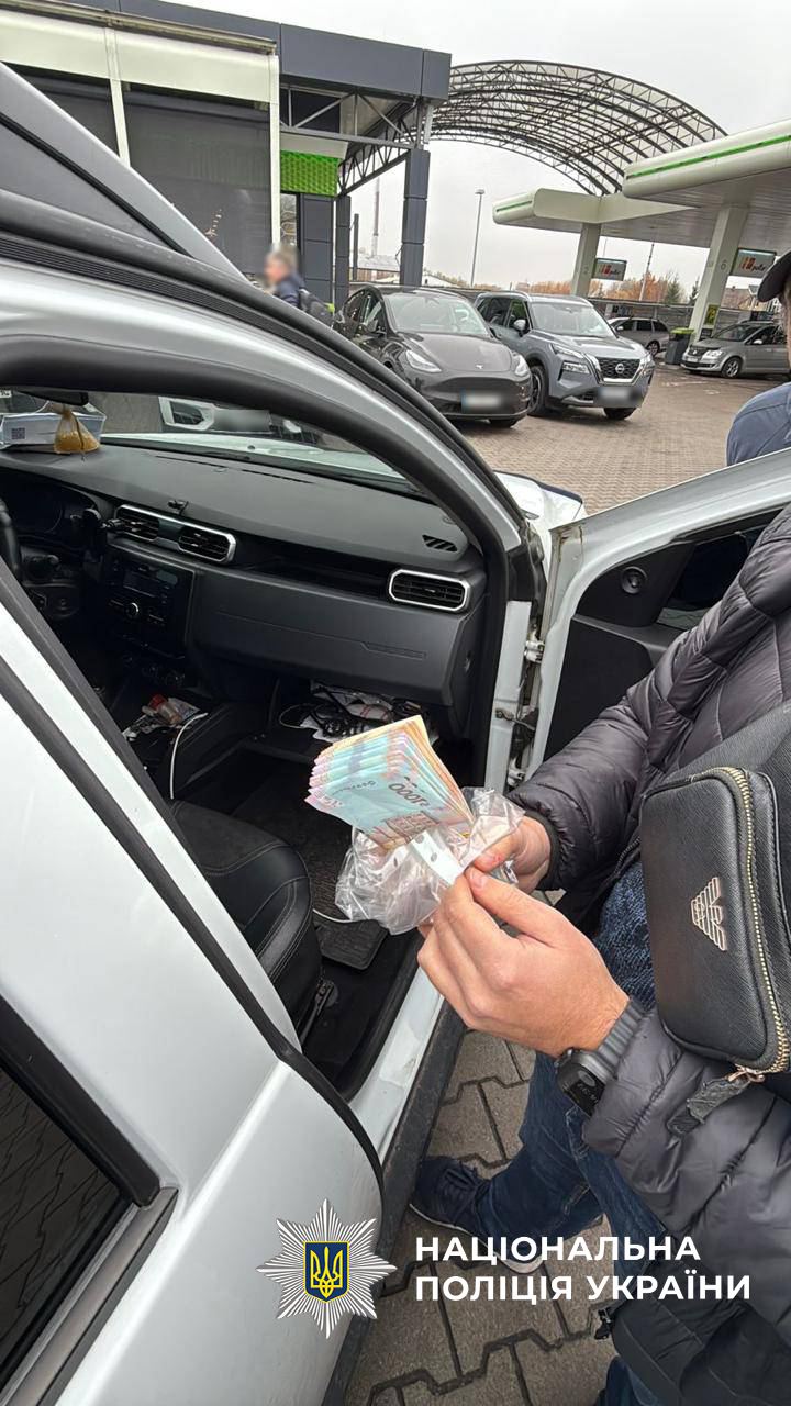 Посадовців Держпродспоживслужби з Київщини викрили на вимаганнях хабарів з бізнесу по розведенню курей Посадовців Держпродспоживслужби з Київщини викрили на вимаганнях хабарів з бізнесу по розведенню курей