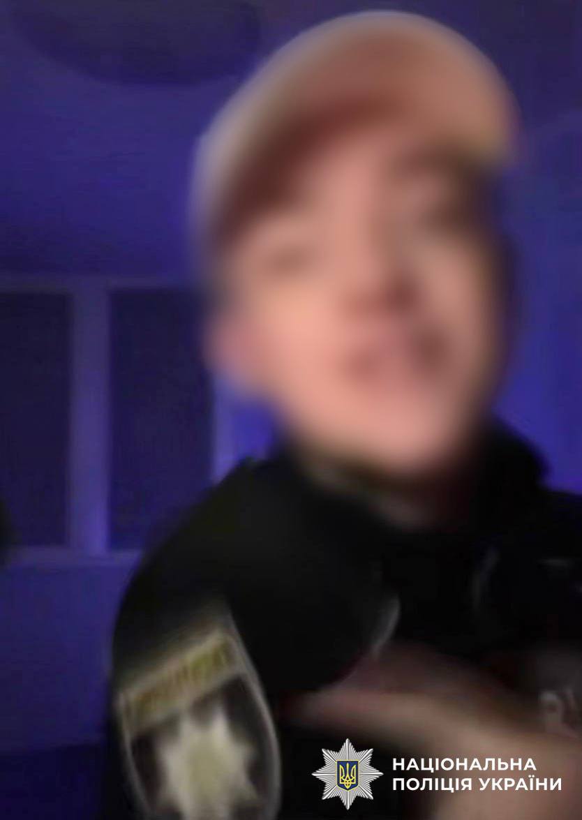 Столичні правоохоронці склали протокол на юнака, який співав російські пісні у формі поліцейського Столичні правоохоронці склали протокол на юнака, який співав російські пісні у формі поліцейського