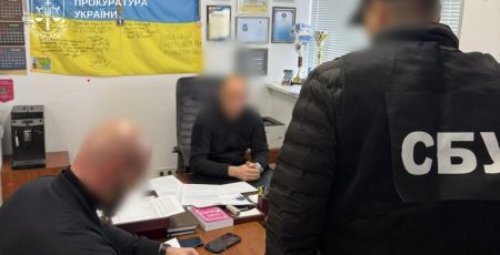 Двох посадовців Київської митниці підозрюють у вимаганні хабарів за розмитнення авто із США