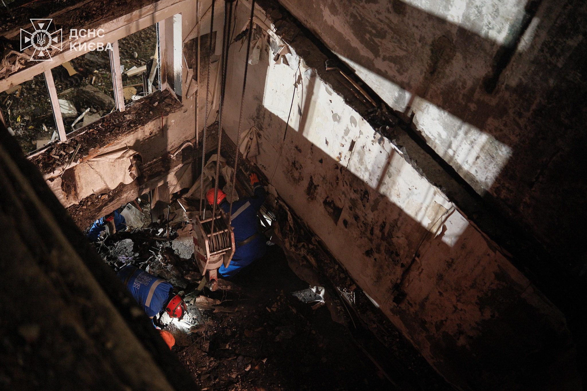 У Києві число жертв атаки рф зросло до 7 осіб, пошуково-рятувальні роботи завершено У Києві число жертв атаки рф зросло до 7 осіб, пошуково-рятувальні роботи завершено