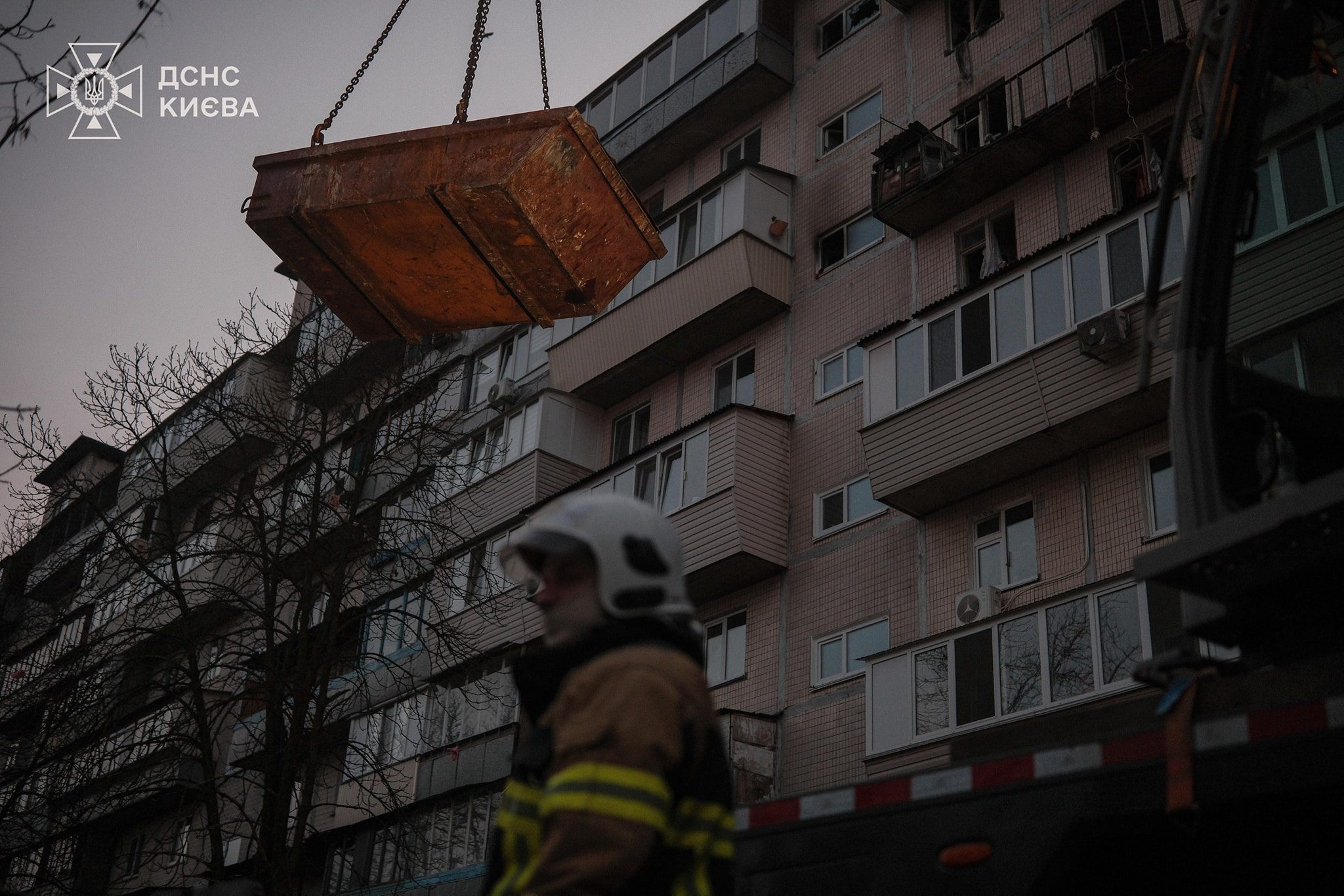 У Києві число жертв атаки рф зросло до 7 осіб, пошуково-рятувальні роботи завершено У Києві число жертв атаки рф зросло до 7 осіб, пошуково-рятувальні роботи завершено