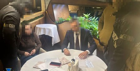 У Києві керівника політичної партії підозрюють в отриманні хабаря за “прохідне” місце в Раді