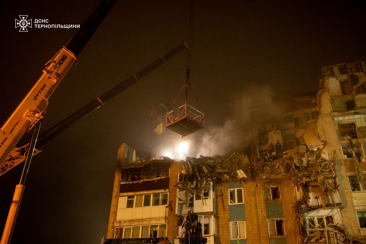 У Тернополі з-під завалів будинку дістали тіло жінки: число жертв ракетного удару рф зросло до 27