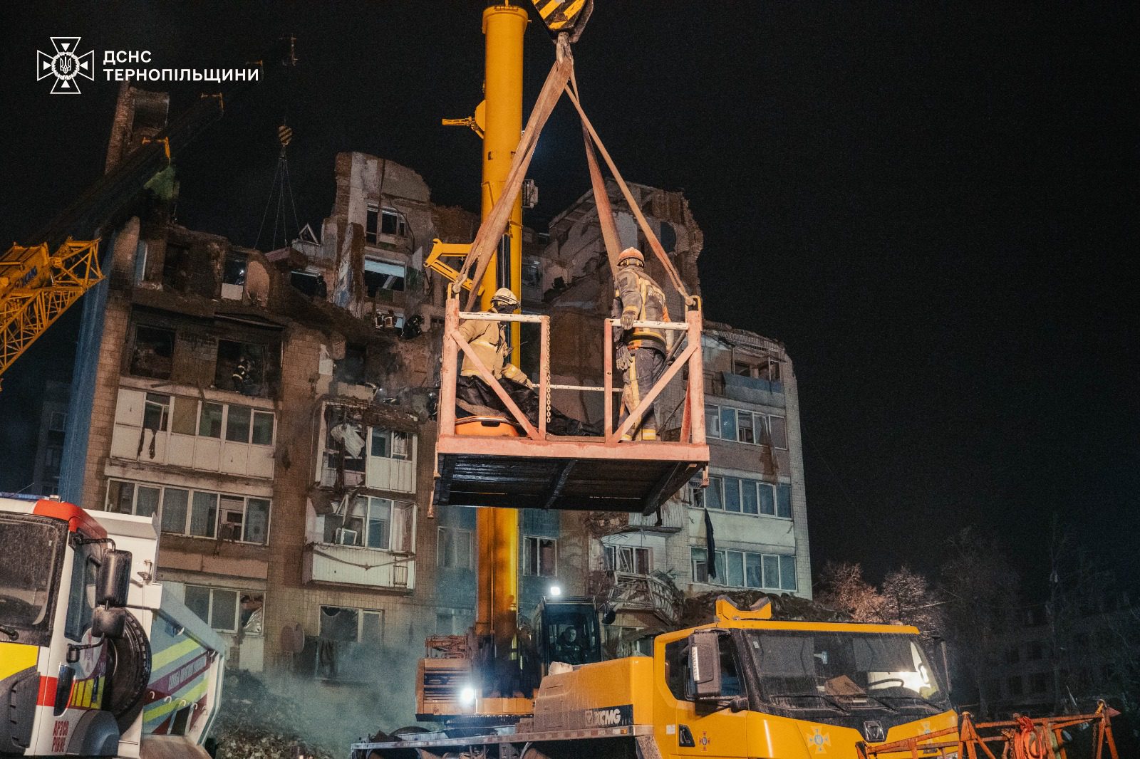 У Тернополі з-під завалів будинку дістали тіло жінки: число жертв ракетного удару рф зросло до 32