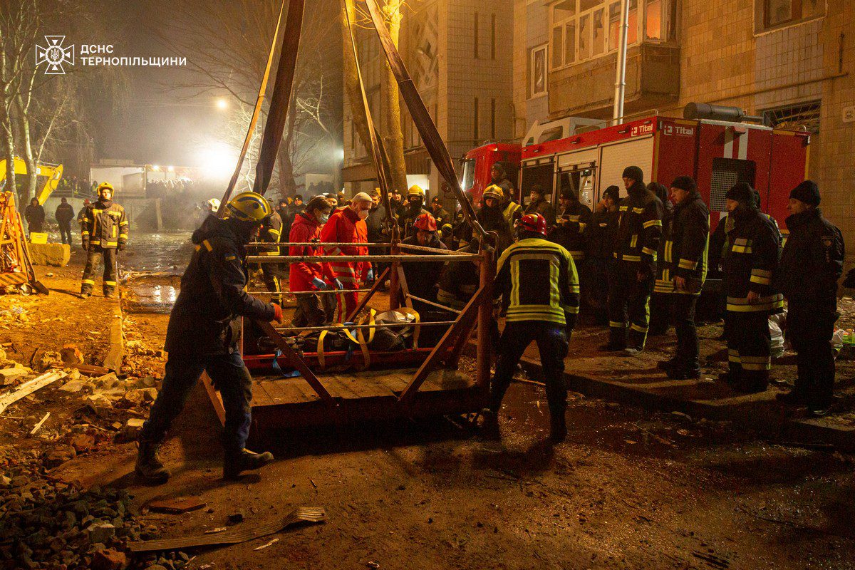 У Тернополі з-під завалів будинку дістали тіло жінки: число жертв ракетного удару рф зросло до 27