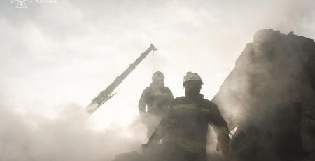 95 рятувальників на 26 машинах ліквідовують наслідки повітряного нападу росармії на столицю (фото, відео)