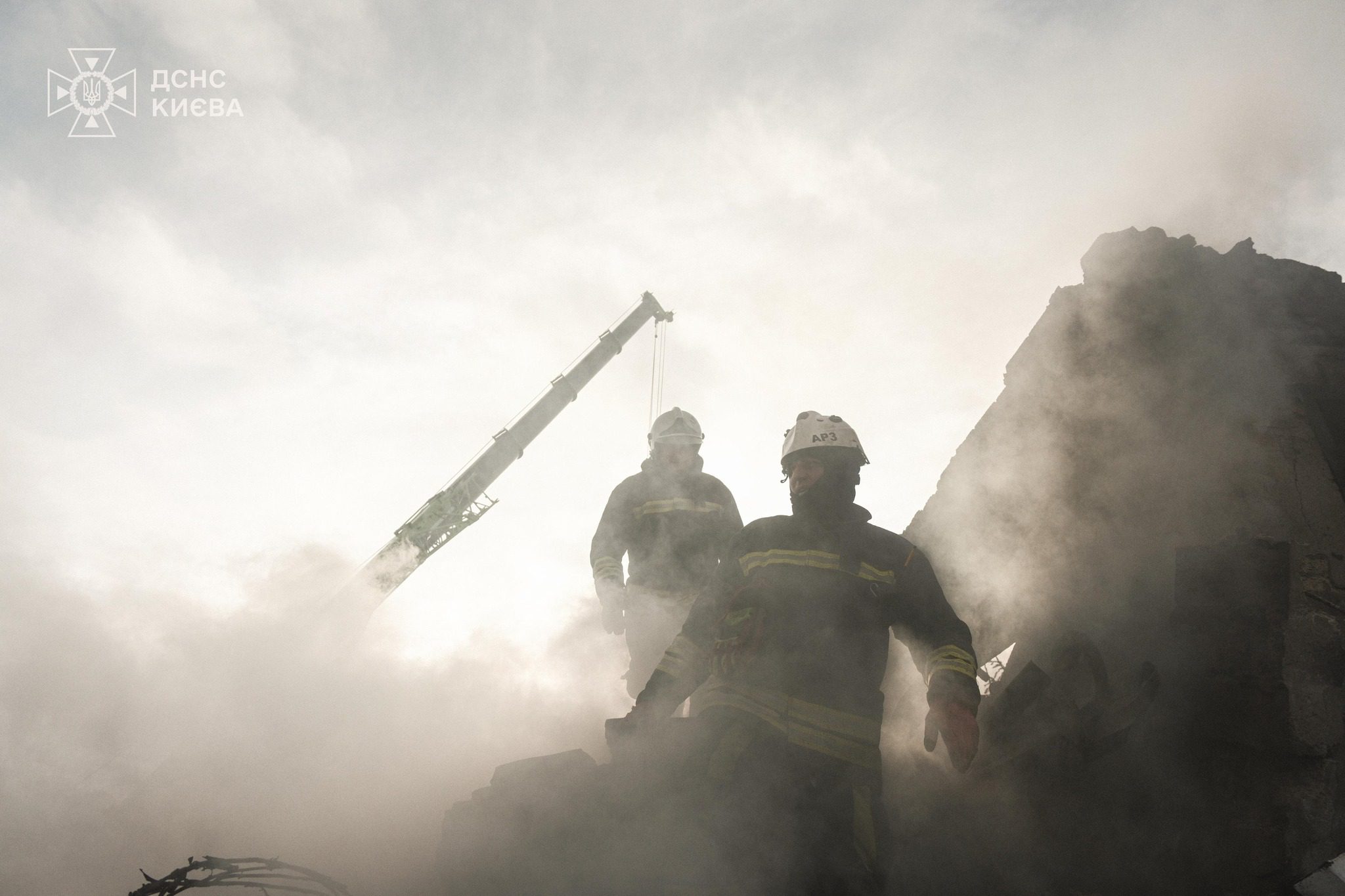 95 рятувальників на 26 машинах ліквідовують наслідки повітряного нападу росармії на столицю (фото, відео)