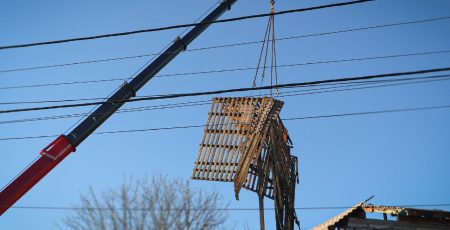 На Бучанщині верхолази ДСНС допомогли багатодітній родині ліквідувати наслідки ворожого удару по будинку (фото, відео)