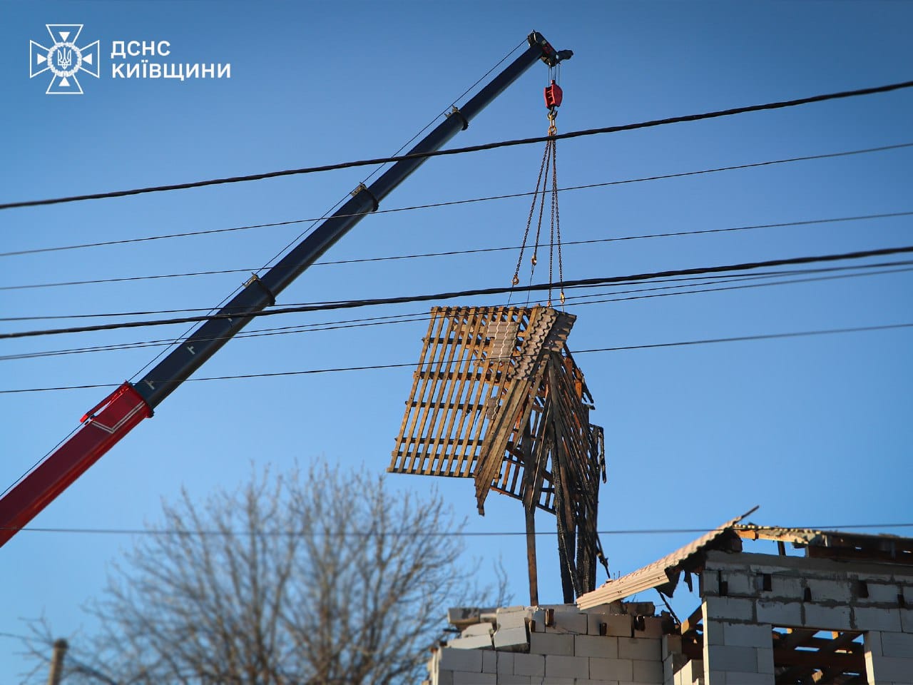 На Бучанщині верхолази ДСНС допомогли багатодітній родині ліквідувати наслідки ворожого удару по будинку (фото, відео)