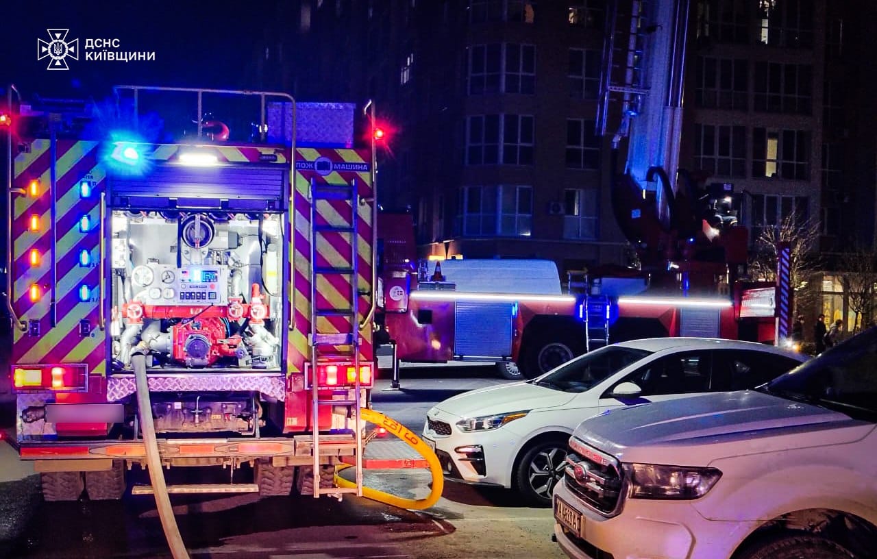 Під Києвом при ліквідації пожежі з багатоповерхівки евакуювали 30 дітей та понад сотню дорослих