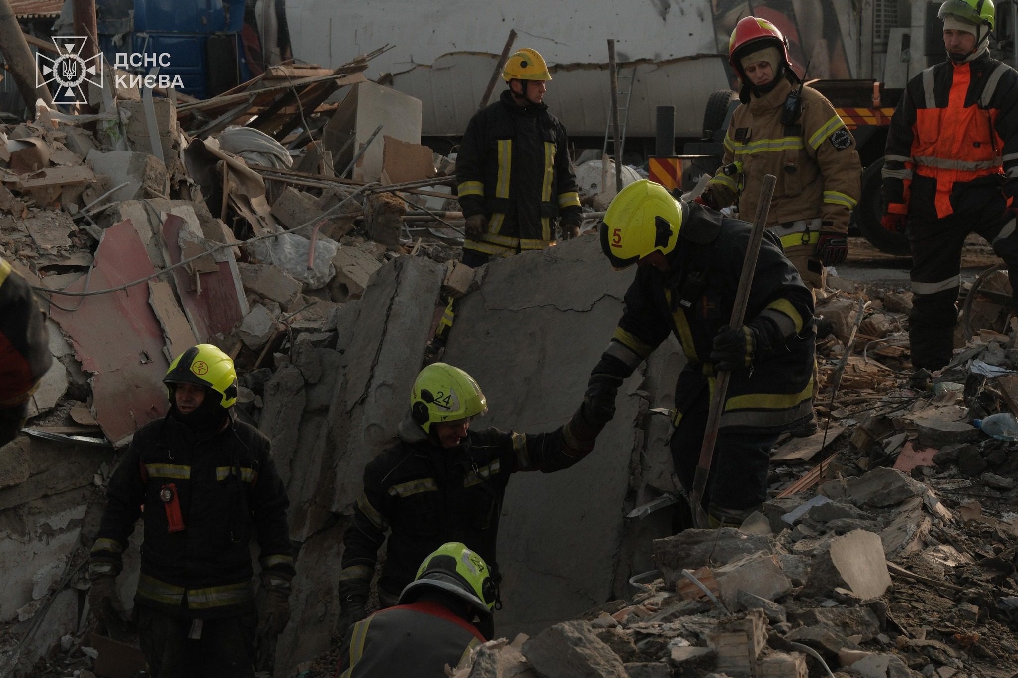 Жертв стає більше: у столиці відомо вже про сімох загиблих киян, постраждали від повітряного нападу 20