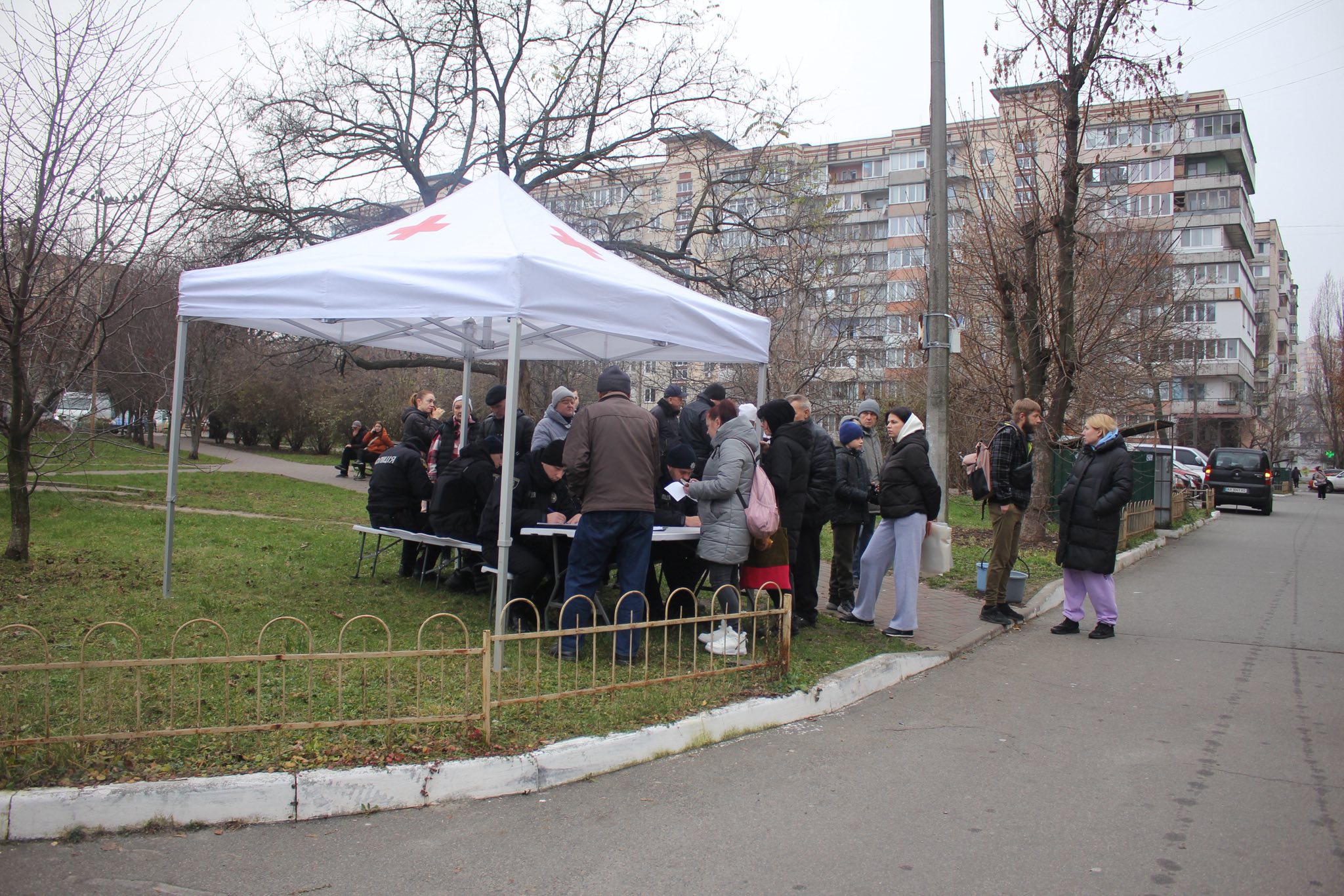 У Вишгороді обстрілом рф пошкоджено 6 будинків, госпіталізовано жінку