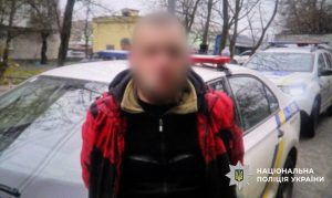 Пограбування з іграшковим пістолетом: у Києві затримали грабіжника з муляжем зброї