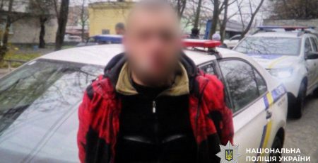 Пограбування з іграшковим пістолетом: у Києві затримали грабіжника з муляжем зброї