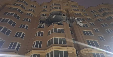 Наслідки нічного обстрілу у Борщагівській громаді: згоріли авто, пошкоджено будинки