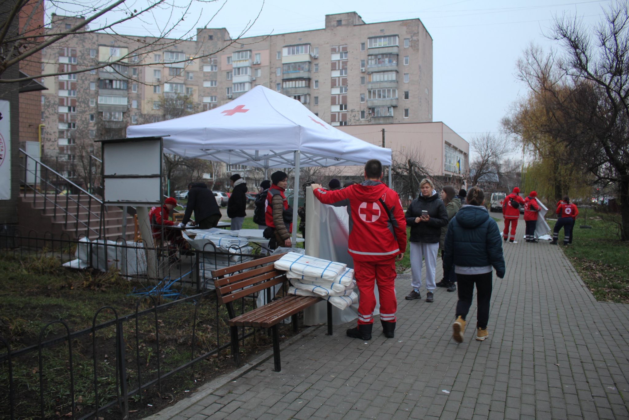 У Вишгороді обстрілом рф пошкоджено 6 будинків, госпіталізовано жінку