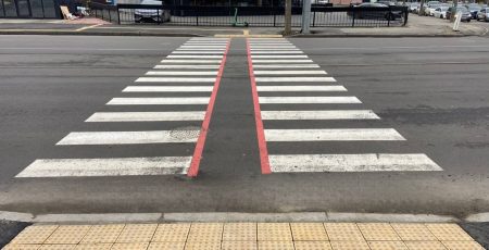 У Шевченківському районі комунальники завершили облаштування ще одного безбар’єрного підходу (фото)