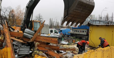 У Подільському районі за рішенням суду відновили демонтаж 40 тимчасових споруд (фото)