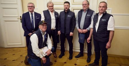 Зеленський у Франції зустрівся з рибалками, що плетуть Україні антидронові сітки