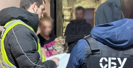 У Києві викрили схему «вішингу»: шахраї виманили в пенсіонера доступ до онлайн-банкінгу та вкрали гроші 