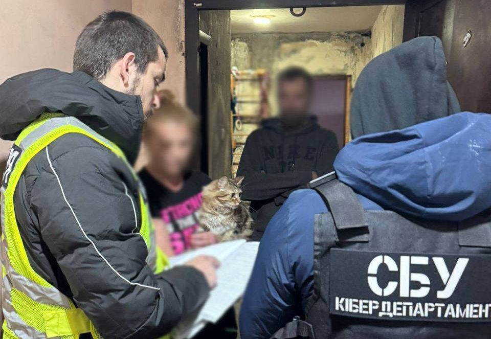 У Києві викрили схему «вішингу»: шахраї виманили в пенсіонера доступ до онлайн-банкінгу та вкрали гроші 